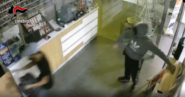 Furti nelle stazioni di servizio nel Palermitano, un arresto: il video degli assalti