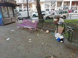 Catania, sporcizia in Piazza Michelangelo