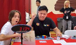 Risolve il cubo di Rubik in 3.13 secondi: è record del mondo
