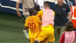 Bordeaux, ultr&agrave; entra in campo e aggredisce un giocatore: portato in ospedale