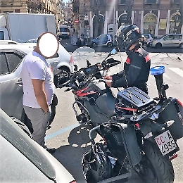 Catania, i carabinieri "salvano" una donna dalla furia del compagno: in auto pugni e naso fratturato