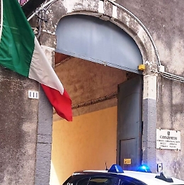 Il marito la picchia e il figlio di 9 anni la convince a denunciarlo: arrestato uomo "manesco"