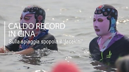 Caldo record in Cina, sulla spiaggia spopola il «facekini»