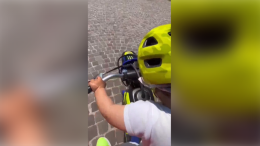 In sella a un anno d'età: il video virale di Valentino Rossi in mini-bike con la figlia