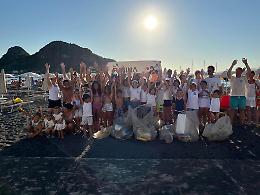A Vulcano bimbi, famiglie  e turisti puliscono le spiagge