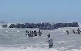Mare in tempesta e turisti bloccati sugli scogli a San Leone: il video del salvataggio