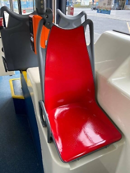 Sui bus di Catania e Palermo un sedile rosso in memoria delle donne vittime di violenza