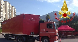 Finisce in un canale: passanti lo vedono e chiedono aiuto, uomo salvato dai vigili del fuoco
