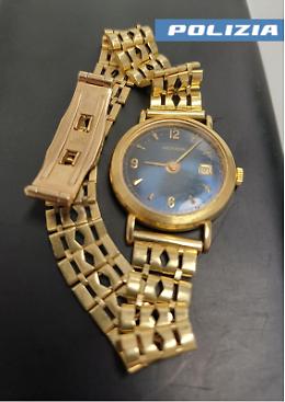 Quando parte ruba un orologio d'oro, quando arriva trova la Polizia per arrestarla