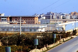 Scavalcano il muro di cinta e di dileguano: la fuga da film dal carcere di Trani