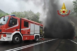 Tir prende fuoco in galleria nel Lazio, ferito un camionista siciliano (e due automobilisti)