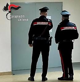 Mascalucia, stacca un dito del padre a morsi dopo una lite