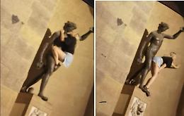 Si arrampica sulla statua del Bacco a Firenze e mima atto sessuale: caccia alla turista irrispettosa