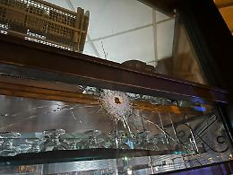 Far West in un bar di Giarre: "vendetta" di due pregiudicati, ferito un carabiniere