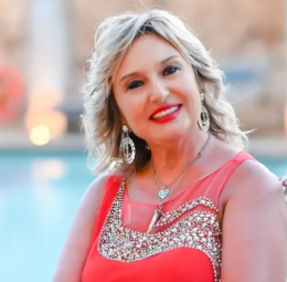 Monica Setta, i suoi favolosi anni 60 festeggiati in Puglia con rose rosse e fuochi d'artificio