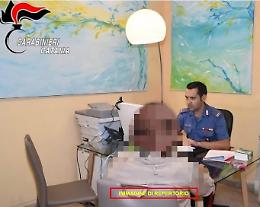 Tenta di sfondare la porta di casa dell'ex moglie nonostante il divieto di avvicinamento: arrestato