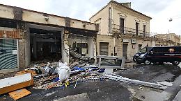 Assalto con "spaccata" ai bancomat di due banche a Vizzini: ladri in azione con escavatore