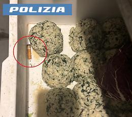 Arancini al "gusto di sigaretta" in un contenitore e teglie arrugginite in bar storico di via Etnea: multa da 30mila €