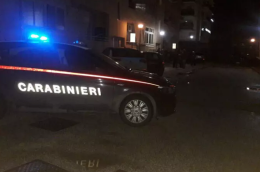 Minaccia i migranti di un centro di accoglienza con la pistola: arrestato
