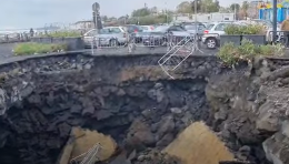 Cede l'asfalto sul Lungomare di Catania, in piazza del Tricolore si apre una voragine