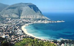 Mare di Mondello, ancora scontro sulle analisi: Ferrandelli rassicura sulla balneabilit&agrave;, La Vardera replica sullo scarico in acqua