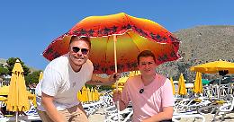 Il blitz a Mondello di Hallissey e La Vardera contro il "monopolio" delle concessioni balneari