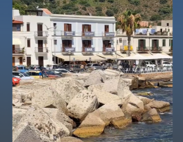 Catamarano urta una banchina nel porto di Lipari: danni allo scafo ma passeggeri illesi