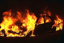 Gela, notte di fuoco a Macchitella: auto di un'agente della polizia municipale presa di mira