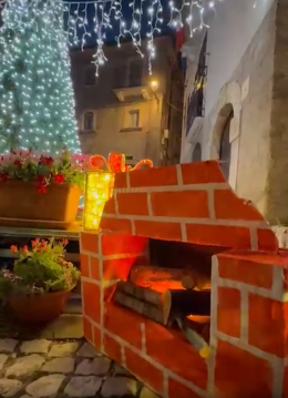 Albero di Natale, vin brulé, panettone e palline colorate: così Terranera saluta l'estate