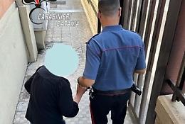 Rapinò anziana davanti al portone di casa: arrestato