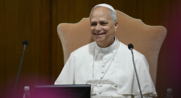 Il Papa al Colosseo lancia l'appello ai leader politici per porre fine alle guerre
