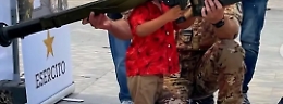Bambini con il bazooka in mano al "Villaggio dell'Esercito" a Palermo: scoppia la polemica, presentato esposto