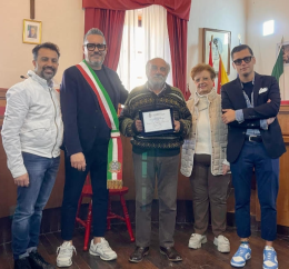 Consegnata la targa di cittadino meritevole allo scrittore Enzo Barnabà