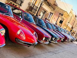 Alfa Romeo in piazza: raduno di auto e moto d'epoca a Canicattini Bagni