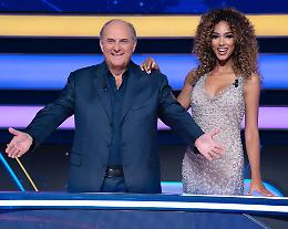 «Mike Bongiorno mi ha dato una mano da lassù»: Gerry Scotti celebra il trionfo di "La Ruota della Fortuna"