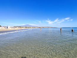 Estate infinita alla Plaia di Catania: centinaia di bagnanti anche a fine ottobre. E c'è anche il «cocco bello»