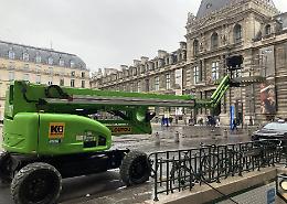 Furto al Louvre: due arresti per il colpo alla galleria di Apollo, uno bloccato al Charles de Gaulle 