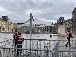 Il colpo al Louvre tra l'arresto dei due ladri pronti a partire, i prelievi di 150 Dna e la Procura di Parigi infuriata per la fuga di notizie 