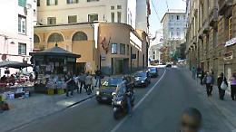 Accoltella la "rivale" incinta in piazza: aggressione shock a Genova, arrestata una donna