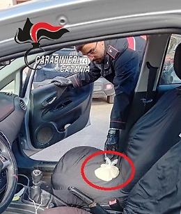 Duecento grammi di cocaina nascosti sotto il tappetino dell'auto: due arresti a Ramacca