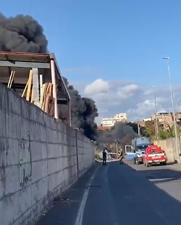 Una colonna di fumo nero si alza da via Acquicella Porto, brucia un  cumulo di rifiuti 