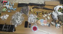 Niscemi, blitz dei carabinieri in un casolare di campagna: arrestato 23enne per droga e armi alterate