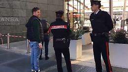 Milano, donna accoltellata alla schiena in piazza Aulenti: mistero sul movente e sull'aggressore 