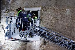 Muore Octay Stroici, l’operaio rimasto sotto le macerie della Torre dei Conti