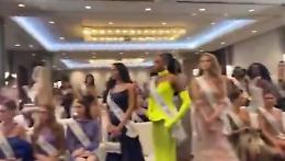 «Sei stupida», presentatore insulta candidata a Miss Universo: la "rivolta" delle altre ragazze (che se ne vanno)