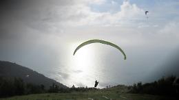 Col parapendio cadono fra mare e scogliera, soccorsi 15 turisti polacchi  che si erano lanciati da Torre Monterosso