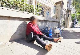 Piera e il suo barboncino Pet, una storia di strada che commuove Siracusa 