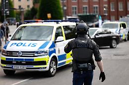 Bus travolge pensilina a Stoccolma: diverse vittime e feriti, autista arrestato