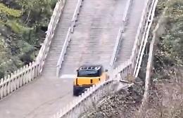 Lo spot del Suv elettrico cinese sulla celebre scalinata Tianmen è un disastro: e il video diventa subito virale