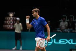 Italia vola in semifinale di Coppa Davis a Bologna: Cobolli-show, Berrettini soffre ma vince